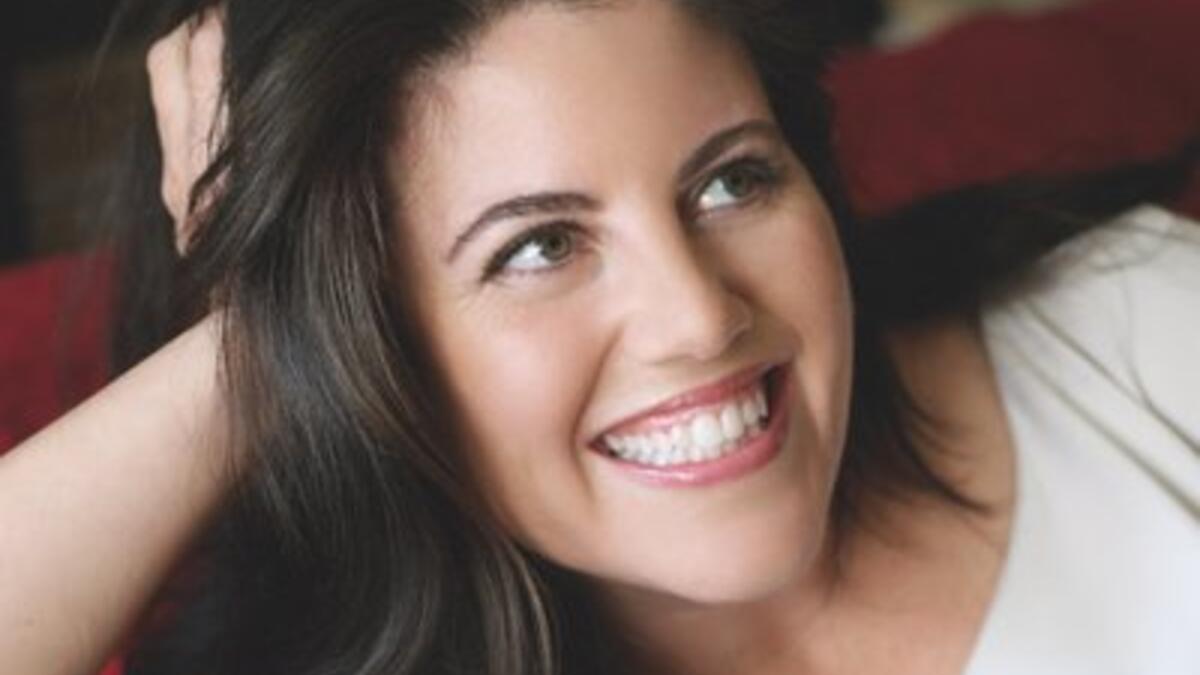 مونيكا لونسكي انضمت للحملة إلا أنها لاقت انتقادًا باتهامها أنها ذهبت لذلك طوعًا