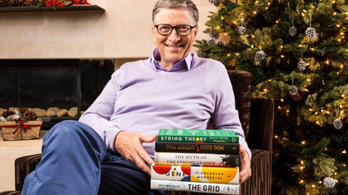 المؤلفات: ألف بيل غيتس عدة كتب منها "طريق المستقبل"، و"الأعمال وسرعة الفكر" عام 1999، وترجم إلى 25 لغة، و"الطريق إلى الأمام" الذي صدر عام 1995.