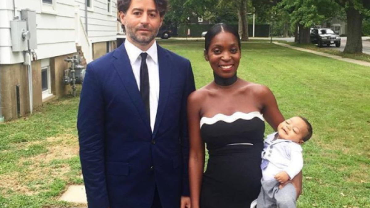 عائلة لديها طفل  بلون الب وملامح الأم