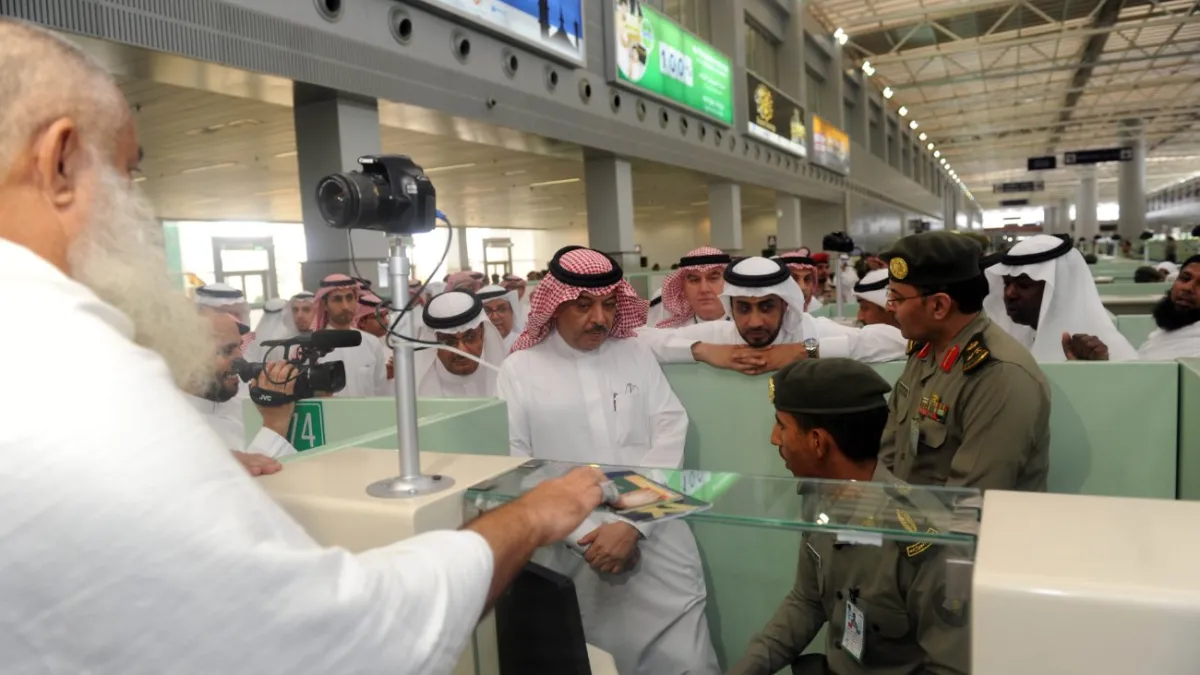 مطار الملك عبد العزيز الدولي: يتم فتحه فقط لـ 6 أسابيع  خلال موسم الحج، تقدر الطاقة الاستيعابية لمجموع صالات الحج والعمرة في أوقات الذروة بـ 3800 حاج في الساعة، كما تتسع ساحة وقوف الطائرات رقم 6 و7 لـ 47 طائرة في وقت واحد.