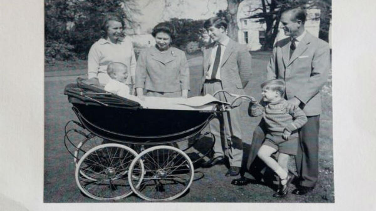 عام 1965: رحبت العائلة المالكة بالأمير إدوارد، وظهرت العائلة المالكة في الصورة وهي تلتف حوله.