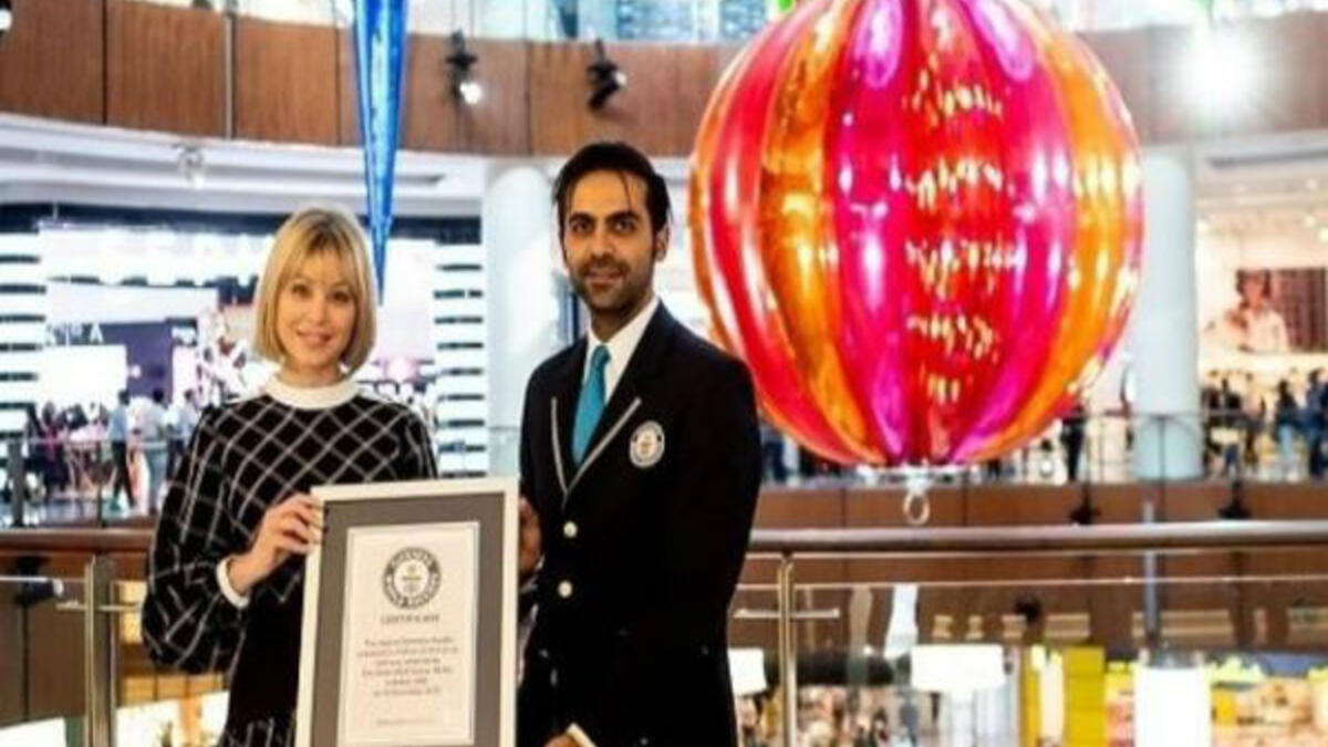 حقق مول دبي رقم قياسي جديد في موسوعة "جينيس" للأرقام القياسية، وذلك بصنع أكبر كرة زينة احتفالية بموسم أعياد الكريسماس في العالم، وبلغ وزنها 1100 كيلوجرام، وبارتفاع 6.5 أمتار، وعرض 4.6 متر.