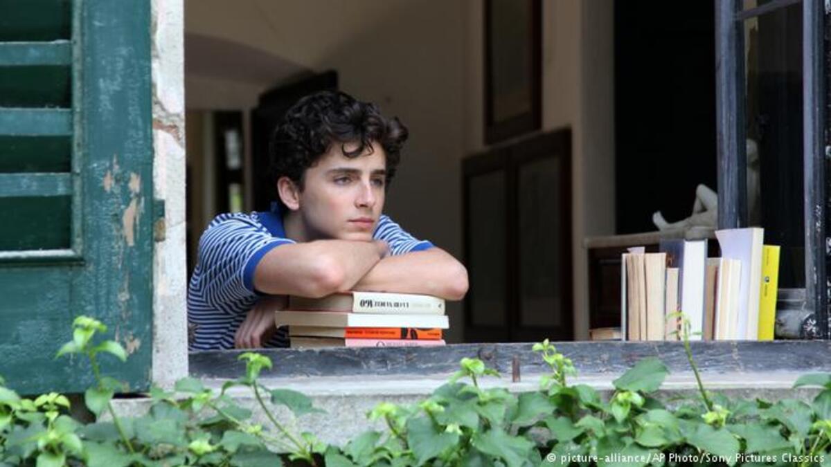 حصل الشاب جيمس إفوري على جائزة أفضل سيناريو مقتبس عن فيلم "Call Me By Your Name". ويحكي الفيلم عن شاب اكتشف مثليته الجنسية.