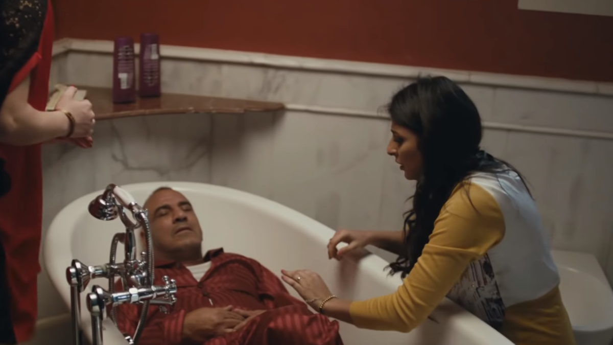 مشهد قتل "حسن الوحش" في مسلسل "أيوب" على يد زوجته بسبب طمعها في ثروته ومن ثم التخلص من آثار الجريمة قامت بنقل جثته الى البانيو ومن ثم أغرقته في محلول، حتى تحلل جثمانه بالكامل وأصبح مجرد هيكل عظمي فقط