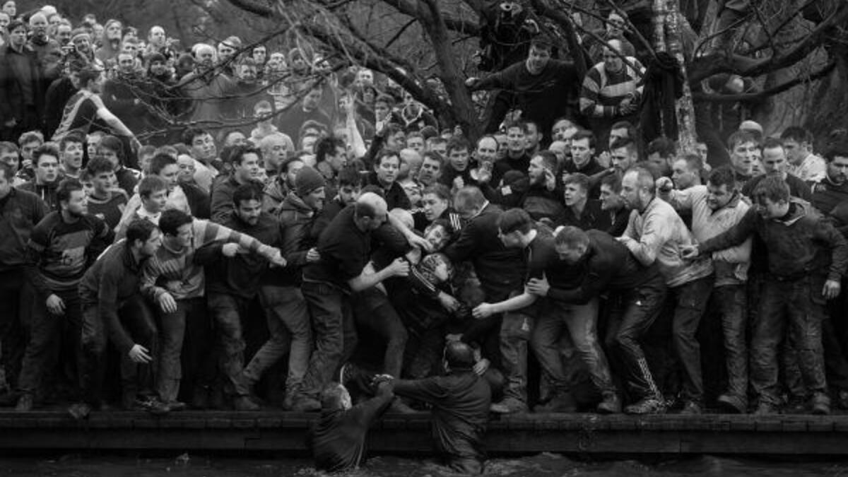 حملت عنوان - Royal Shrovetide Football – للمصور "أوليفر سكارف" - المملكة المتحدة