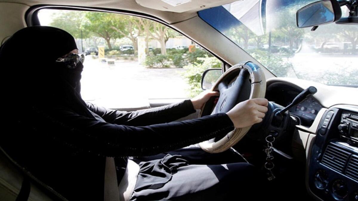 في أواخر سبتمبر أصدر الملك سلمان قرارا تاريخيا ينص على تطبيق أحكام نظام المرور ولائحته التنفيذية، بما فيها إصدار رخص القيادة على الذكور والإناث على حد سواء.