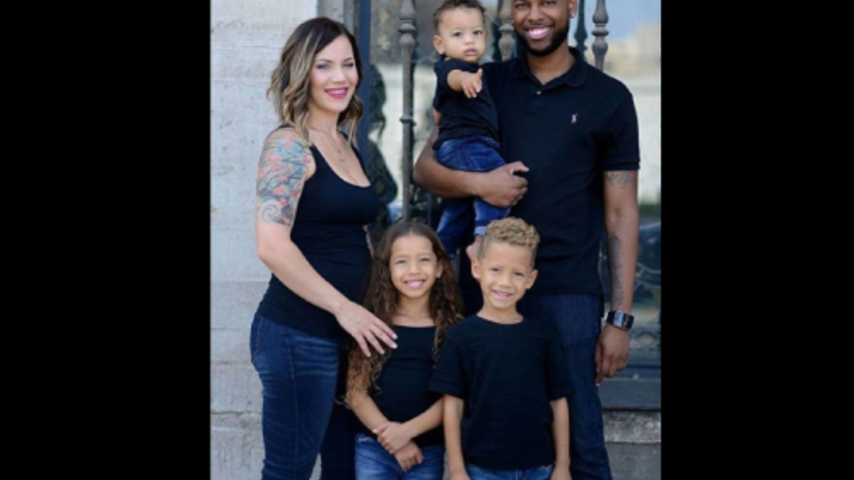 زوجين لديهم طفلان وابنة جميعهم يمتلكون لونًا حنطيًا وسطًا بين الأباء ولون شعر الأم الأشقر