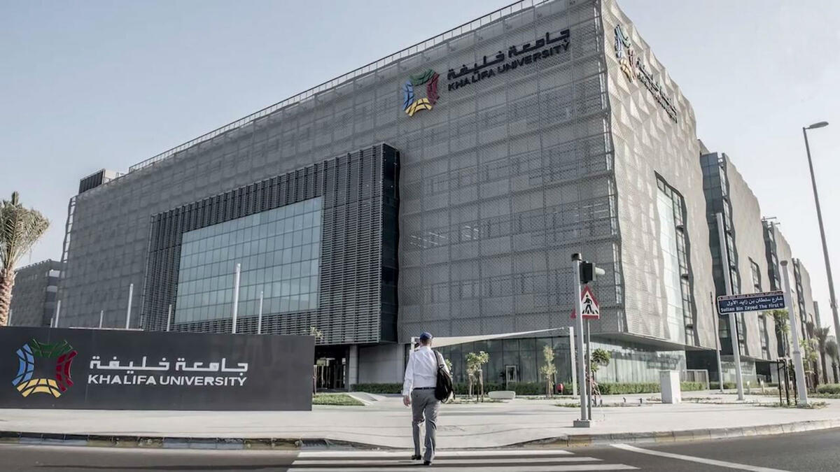 المركز الثالث: جامعة خليفة- الإمارات (التصنيف العالمي: 301-350) وهي مؤسسة عالمية تعمل على دمج البحوث والتعليم لإنتاج قادة ومفكرين في العلوم والهندسة التطبيقية. وتطمح إلى أن تكون رائدة بين جامعات الأبحاث في القرن 21.