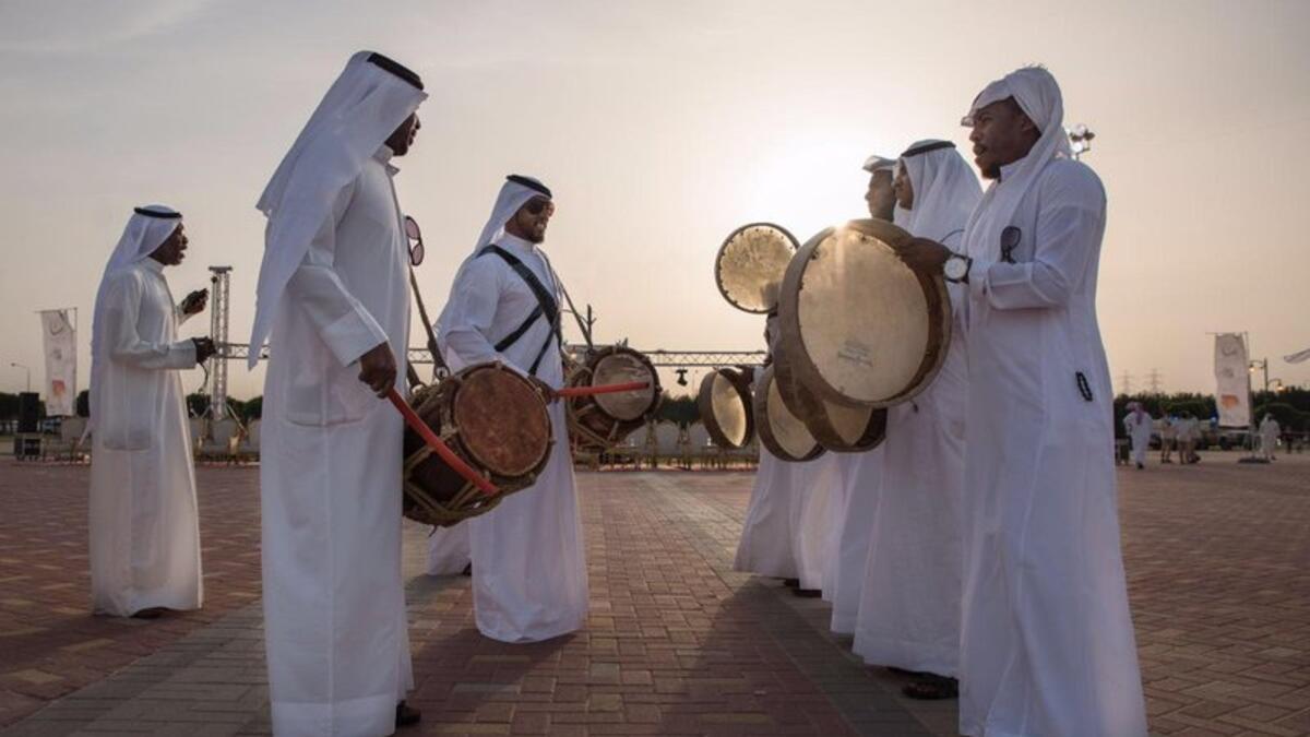 أنظمة خاصة تسمح لمعظم الجنسيات بالدخول بدون تأشيرات عبر المطار والميناء البحري.