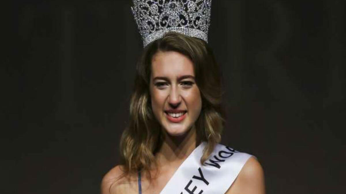 ملكة جمال تركيا 2017 ايتير ايسين: بعد نشرها تغريدة بدت كأنها معادية لسياسة الرئيس التركي وناصرت الانقلاب الفاشل فوصفت من قاموا ضده بتظاهرات بشهداء.