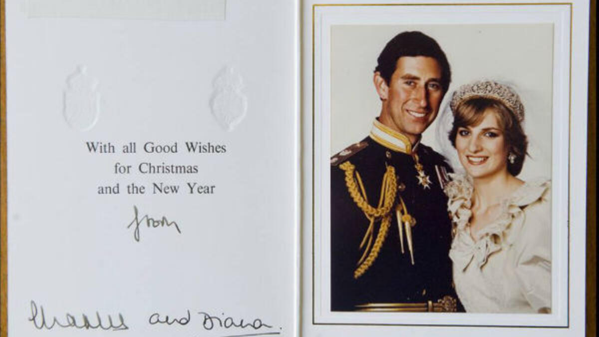 عام 1981: احتفالًا بالزفاف الملكي أرسل الأمير تشارلز وزوجته الأميرة الراحلة ديانا صورة التقطت لهما خلال زفافهما الأسطوري والذي أقيم بنفس العام.