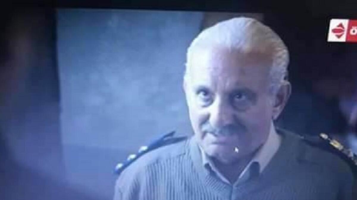 في أحد مشاهد مسلسل "كلبش 2" للفنان أمير كرارة يظهر الفنان القدير أحمد حلاوة ببدلة عسكرية بنسر على كتف وبدونه على الكتف الآخر مما أثار سخرية واسعة بين الجمهور.