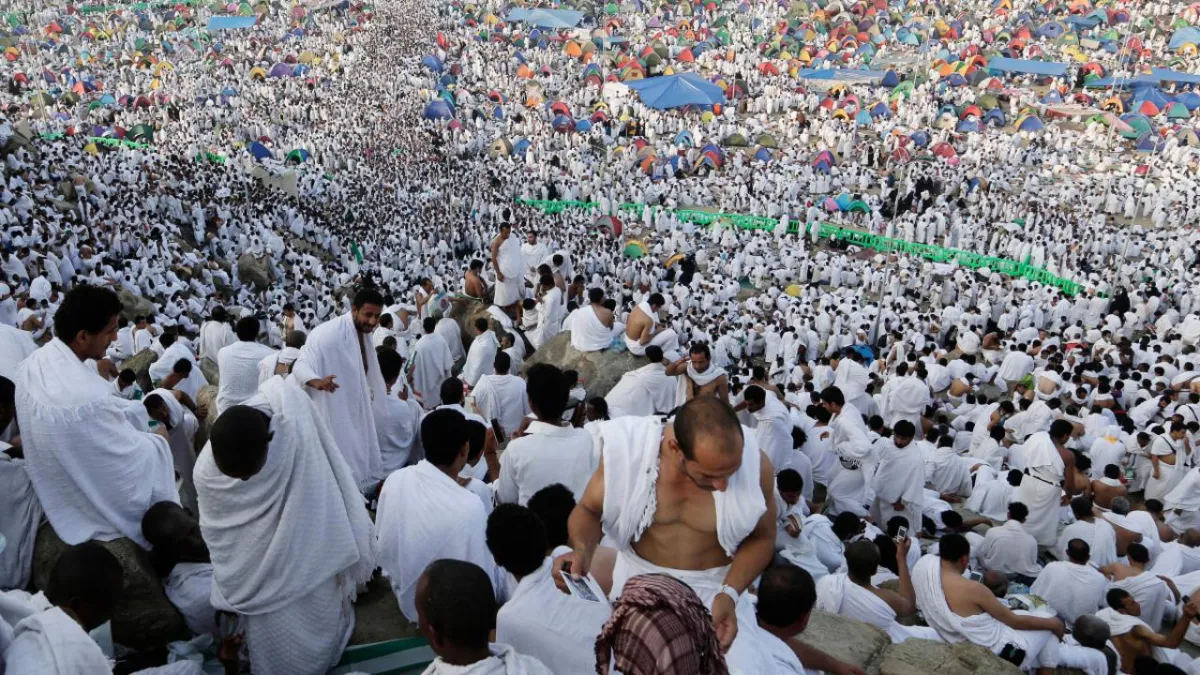الذين لم يقوموا بالحج سيستطيعون مشاهدة المناسك وفق تقنيات تصوير متطورة للبث الحي وباللغتين العربية والإنجليزية وذلك من قبل شركة الاتصالات السعودية. حيث أن تأخر البث لن يكون لأكثر من 30 ثانية !