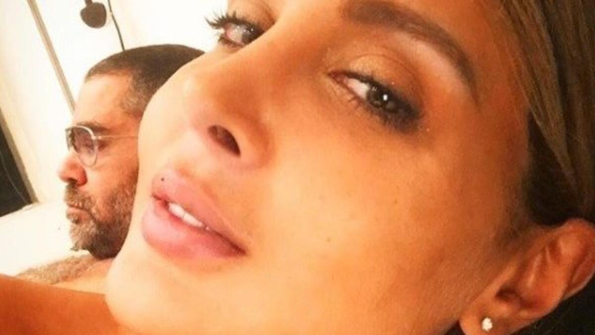 يوري مرقدي: نشرت زوجته ألفت منذر صورة لهما من غرفة نومهما، وهي مستلقيه على السرير في أحضانه، وشكلت الصورة مفاجأة للجمهور الذي وصفها بالجريئة والخادشة للحياء