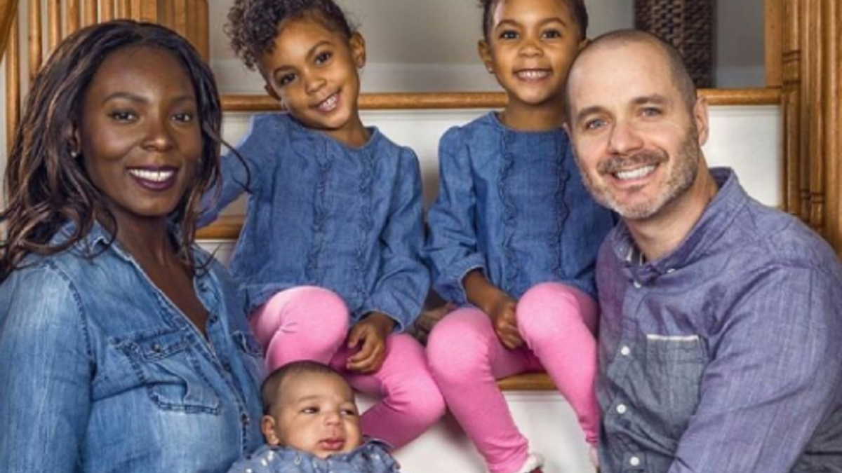 زوجين لديهم طفلتين توامين وابن يحملون لونًا وسطًا مابين الباء وخطفوا جميع ملامح الم باستثناء العيون وصنعوا ابتسامة خليطة من الوالدين