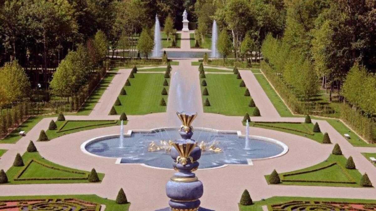 The exterior of the Chateau Louis XIV (Wikicommons)