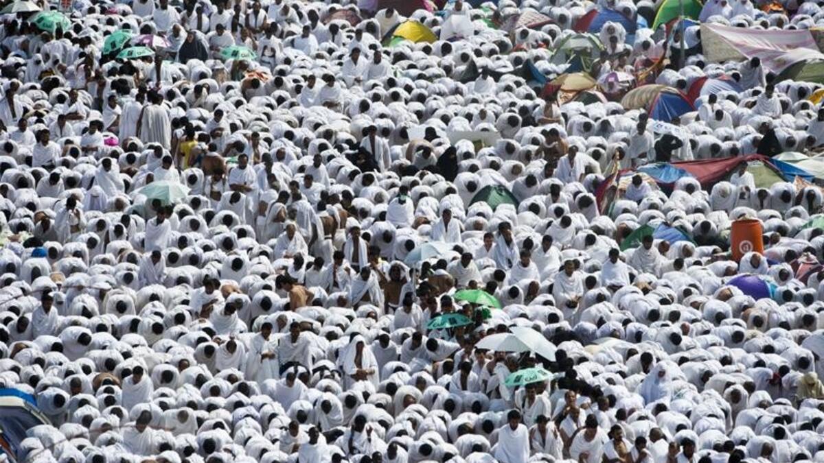 أنه يوم العيد لأهل الموقف قال النبي صلى الله عليه وسلم: "يوم عرفة ويوم النحر وأيام منى عيدنا أهل الإسلام " .ومباهاة الله بأهل عرفة أهل السماء قال النبي صلى الله عليه وسلم: " إن الله يباهي بأهل عرفات أهل السماء".