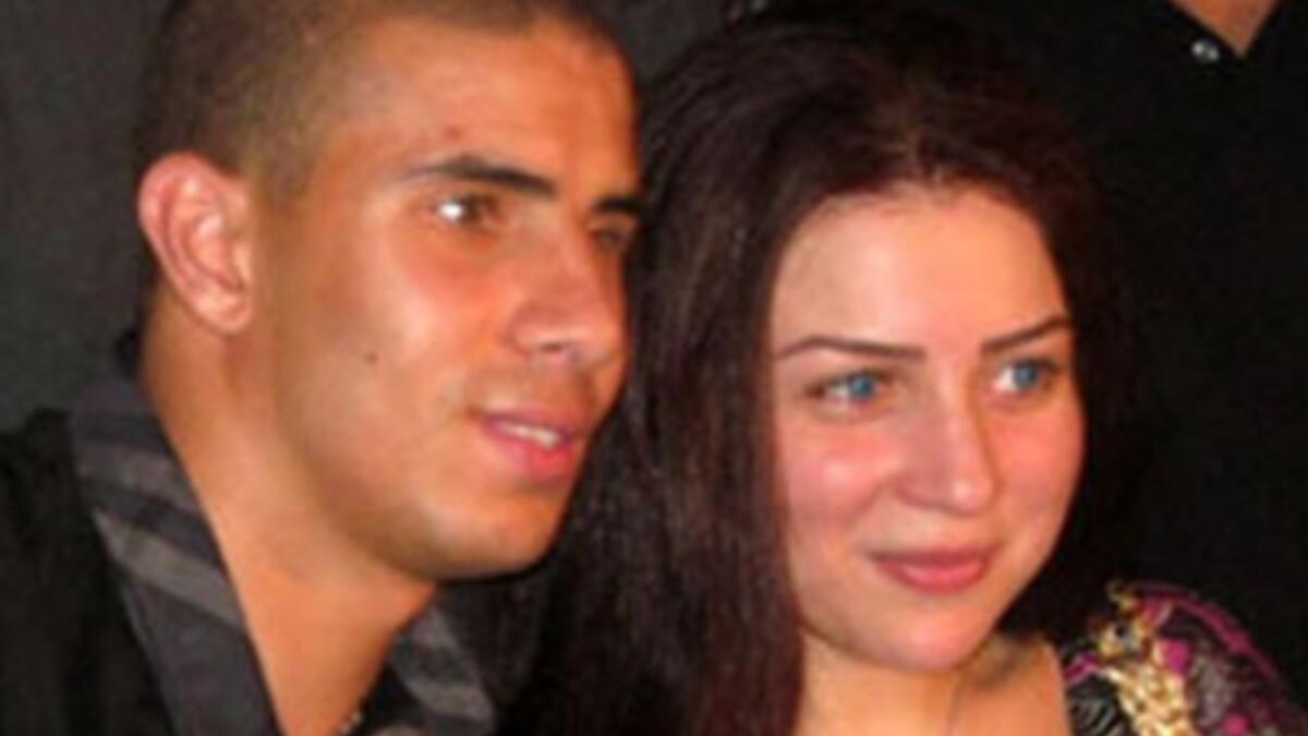 الممثلة مي عز الدين و لاعب كرة القدم ومهاجم نادي بروسيا دورتموند الألماني محمد زيدان الملقب بـ زيزو تكبره بـ3 سنوات