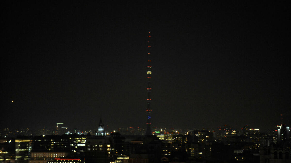 أطفأ برج أوستانكينو، وهو برج الاذاعة والتلفزيون في العاصمة الروسية موسكو، الأضواء للمشاركة في "ساعة الأرض".