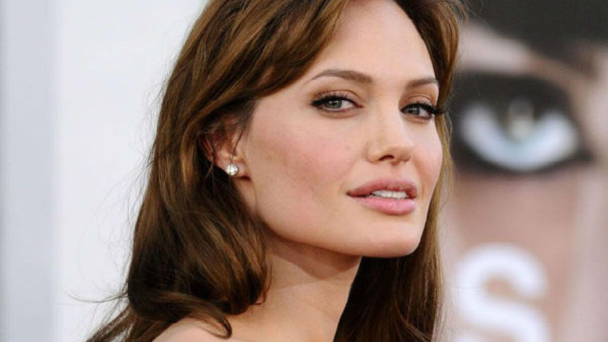 أجرت النجمة "أنجلينا جولي" عمليتي استئصال للثديين تجنبًا لإصابتها بالمرض وبعد مرور عامين من هذه الجراحة قررت استئصال مبيضيها أيضًا لنفس السبب.