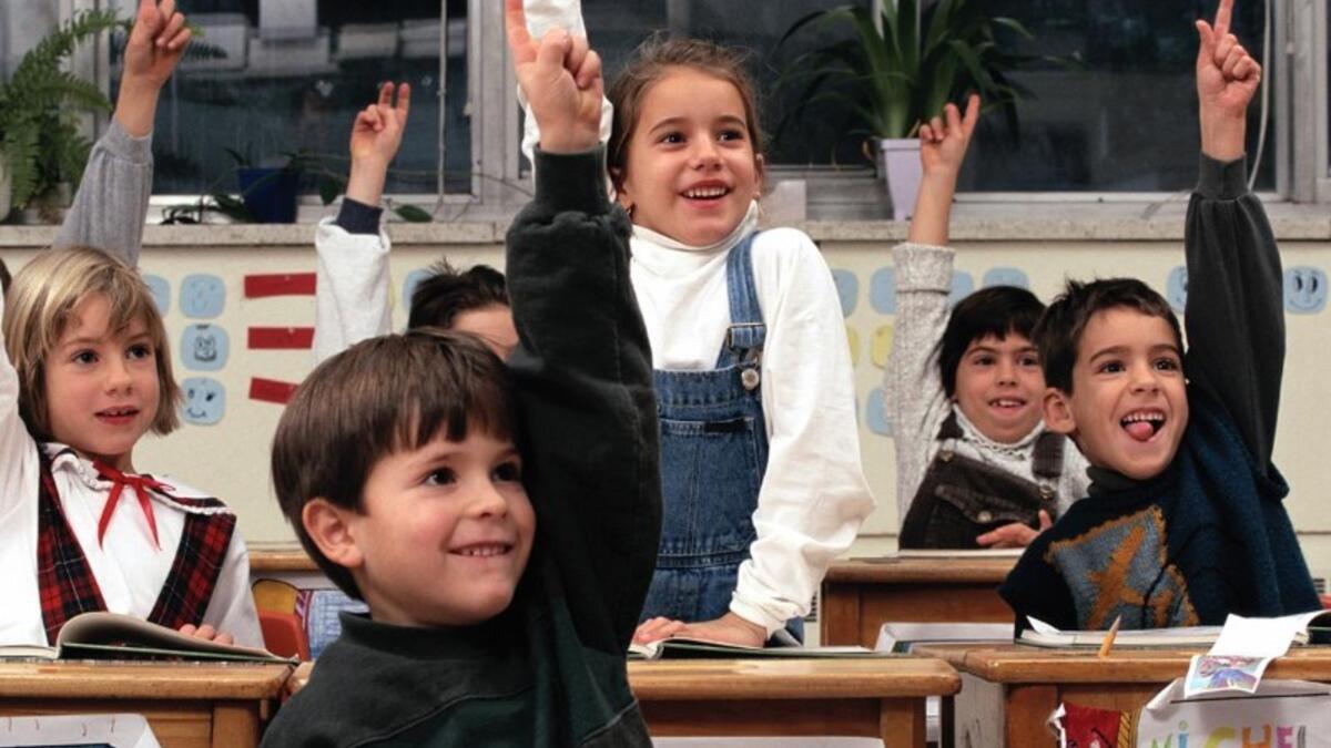 الحديث مع الطفل عن كلّ ما يتعلق بالمدرسة، وكيف سوف يقضي وقته فيها، والمتعة والفائدة التي سوف يحصل عليها، والوقت الممتع الذي سوف يقضيه مع زملائه وأصدقائه في المدرسة.