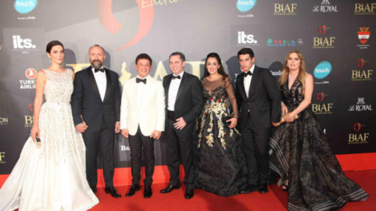 الممثل التركي خالد أرغش وزوجته الممثلة بيرغوزار كوريل