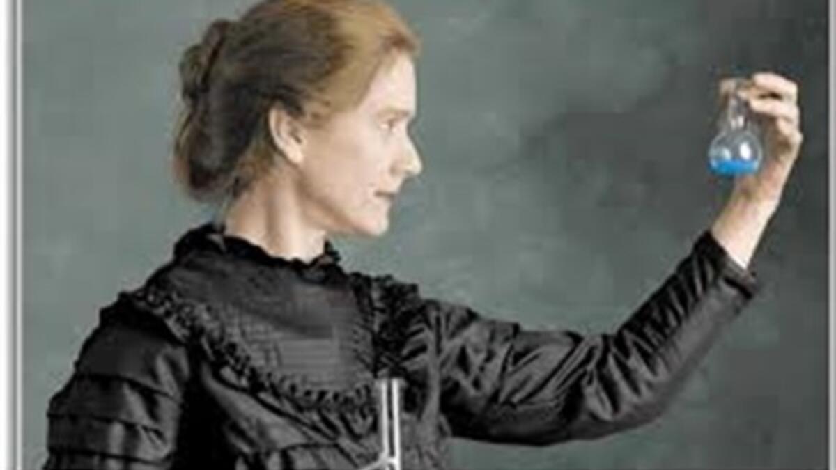 علماء وفلاسفة: عالمة الفيزياء ماري كوري وزوجها بايير،  ألبرت أينشتاين، نيوتن،  ومؤسس علم الكمبيوتر الحديث ألان تورنج، أرسطو، فريديرك نيتشه