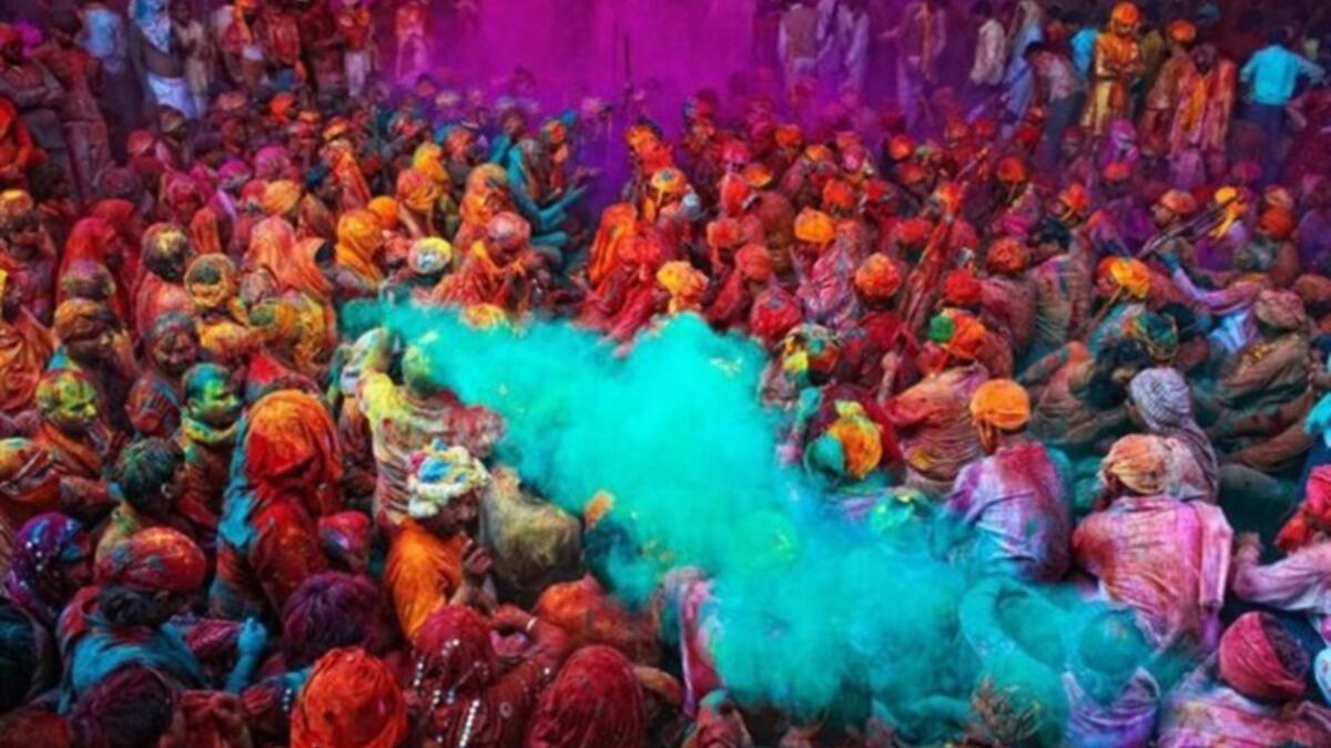 وبعض العائلات تقيم مراسم دينية، ولكن هولي يعني بالنسبة للغالبية المتعة وليس الممارسات الدينية.