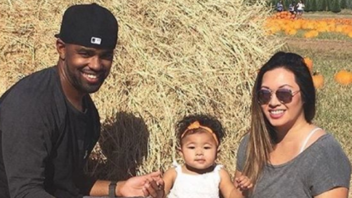 زوجين لديهم طفلة بملامح الام مع لون بشرة أغمق