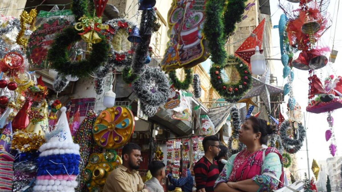 Pakistani Christians buy decorations ahead of Christmas at a market in Karachi on December 16, 2018. 
ASIF HASSAN / AFP