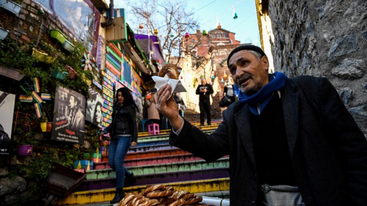 A street vendor sells traditional Turkish backery called "Simit"  in Istanbul's Balat district. 
OZAN KOSE / AFP