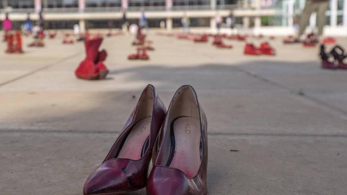 Installation of red shoes during a rally against domestic violence in the Israeli coastal city of Tel Aviv on December 4, 2018 (Twitter)
