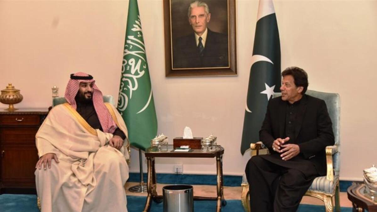 Saudi Arabia's Crown Prince Mohammed Bin Salman warmly welcomed by Pakistan's Prime Minister Imran Khan (Twitter)