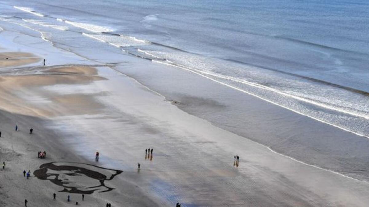Artists create giant portraits on UK beaches, honoring World War I soldiers for the 100th anniversary of Armistice Day (Twitter)