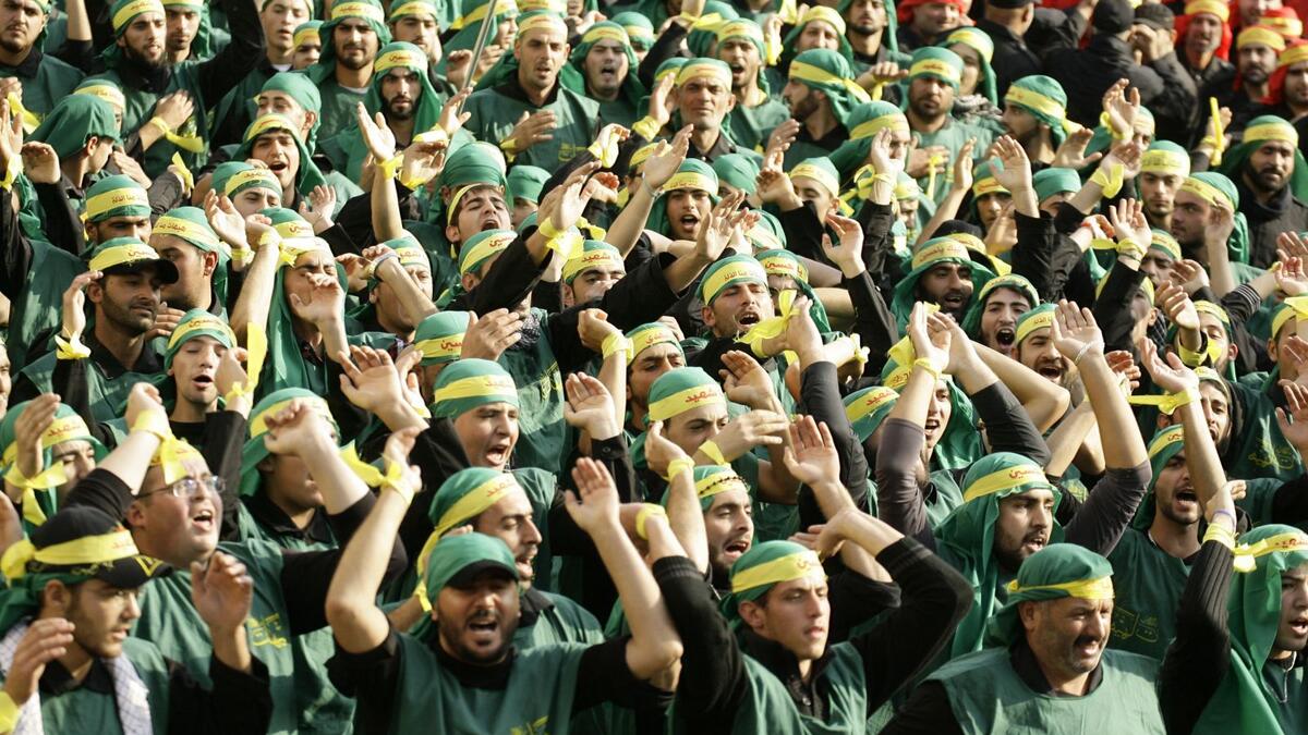 انتقد الأسير تكرارا مواقف حزب الله الشيعي من السنة في لبنان وما وصفه بالتحيز الطائفي ومشاركته في قتل السنة في سوريا عبر إرسال جنوده للقتال مع النظام السوري.