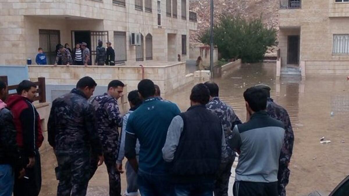 ومع وجود بعض الأشخاص الذين حملوا بعض المسؤولية للشعب رد أحد نشطاء الانترنت على هذا الاتهام  "البعض يتحدث عن نفايات الشعب التي اقفلت المصارف و في الامس يعلنو الجاهزية لفصل الشتاء التناقض حاد"