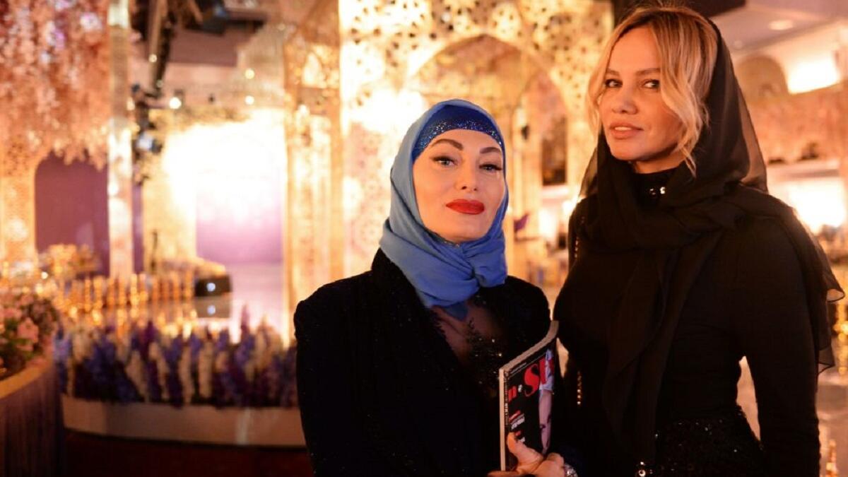 ارتدى الضيوف ملابس تتناسب مع طبيعة وتقاليد المكان؛ ما يعنى ضمنا الفساتين الطويلة الأكمام، غير المكشوفة الصدور، وأغطية الرأس، ومنهم من حصل عليه كهدايا.