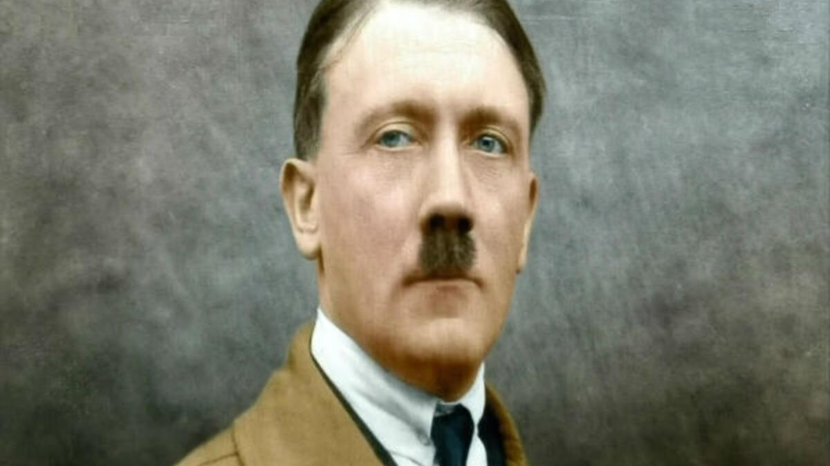 أدولف هتلر:
حكم ألمانيا في الفترة ما بين عامي 1933 و1945 لكنه كان يغلق باب غرفته على نفسه بالمفتاح، عندما يبيت الليل وحده، وكان لا يستطيع النوم إلا بتناول الحبوب المنومة بسبب مخاوفه وهلعه من الوحدة ليلًا، وفسر علماء النفس هذه بمرض "الخوف الطفولي".