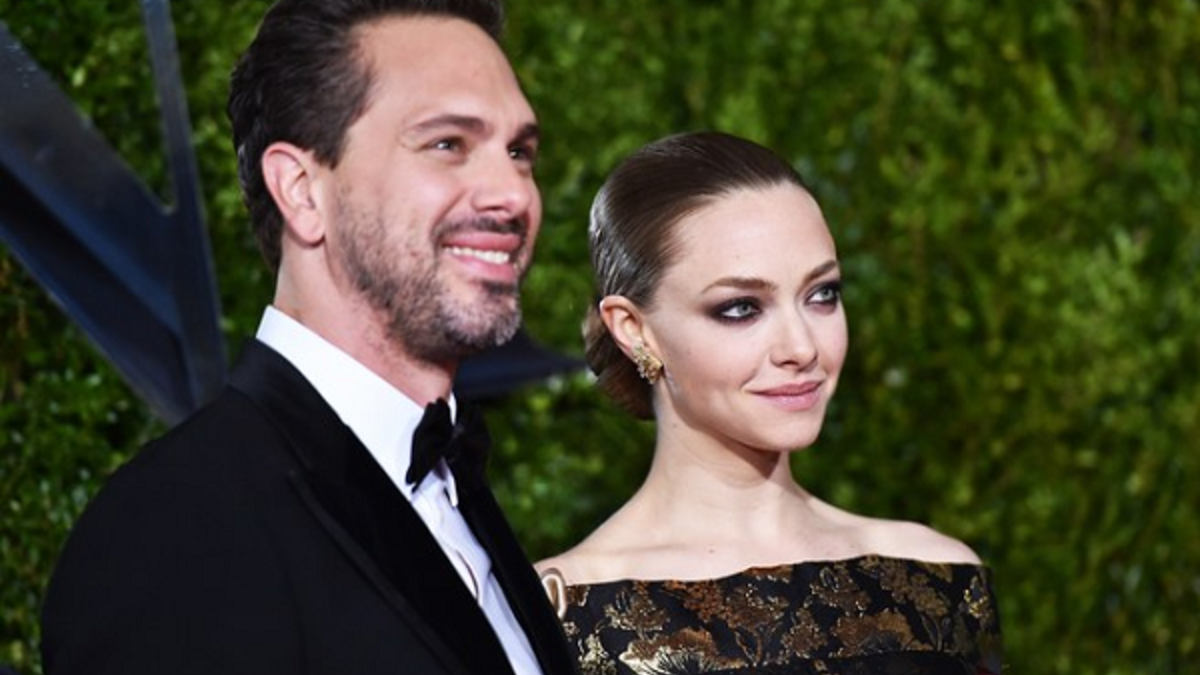 توماس سادوسكي وأماندا سيفريد: في 2017 كشف توماس خلال برنامج The Late Late Show مع جيمس كوردن، أنه قد تزوج من خطيبته "اماندا" بشكل سري وأظهر خاتم الزواج.