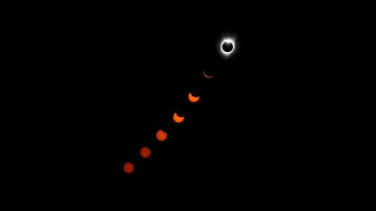 يحدث كسوف الشمس حين تكون الأرض والقمر والشمس في الخط نفسه تقريبًا، ويكون القمر في الوسط، تزامنًا مع ولادة قمر جديد يلقي بظله على الأرض.