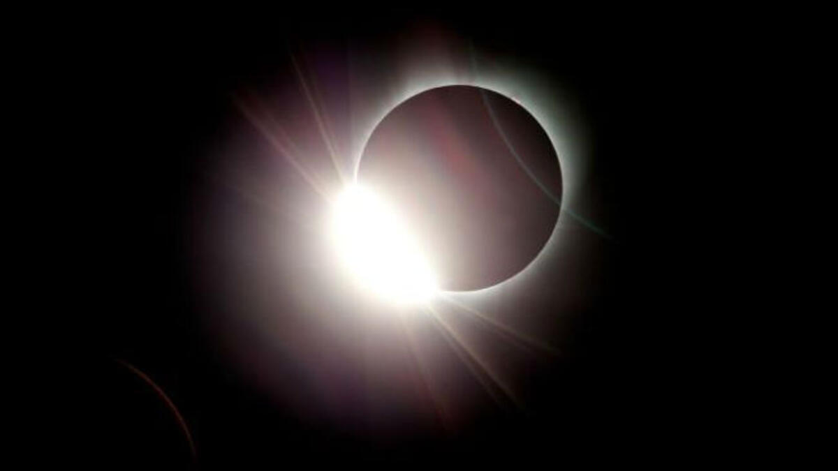 مر القمر لقرابة الساعتين أمام الشمس، وتمكن متابعو الكسوف على الأرض من رؤية هذه الظاهرة الفلكية المثيرة.