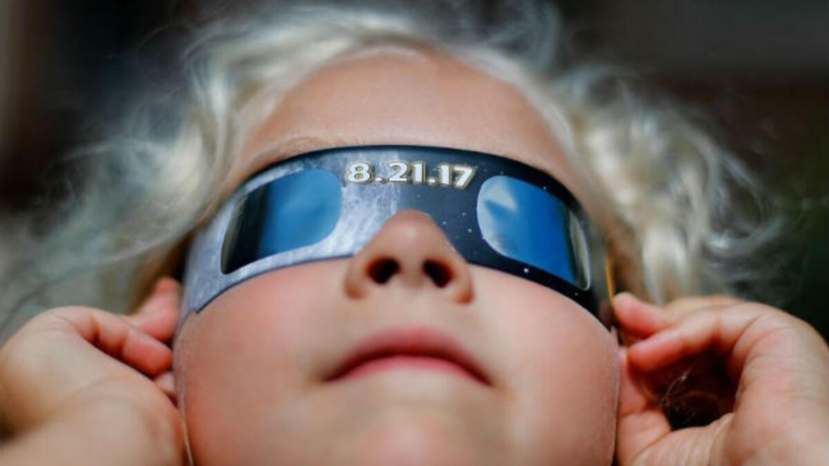 وحذر الباحثون في علم الفلك حول العالم من النظر إلى الظاهرة بالعين المجردة، موصين من يريدون المتابعة بارتداء نظارات خاصة.