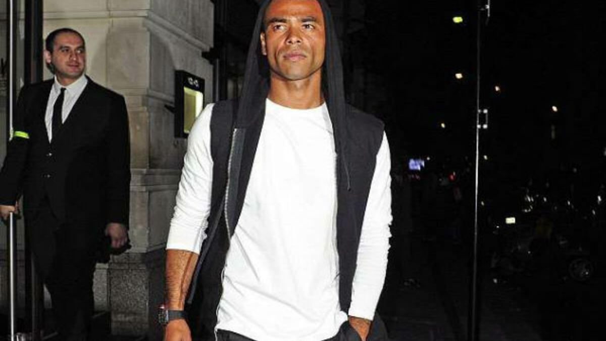 الإنكليزي اشلي كول: تورط عام 2010 بعلاقات جنسية مشبوهة مع عارضة الأزياء "صونيا ويلد" حيث سربت رسائل غرامية وصور للاعب غير محتشمة كان قد بعثها لها، كما ارتبط بعلاقة جنسية مع "فيكي غو" التي تعمل سكرتيرة نادي ليفربول.