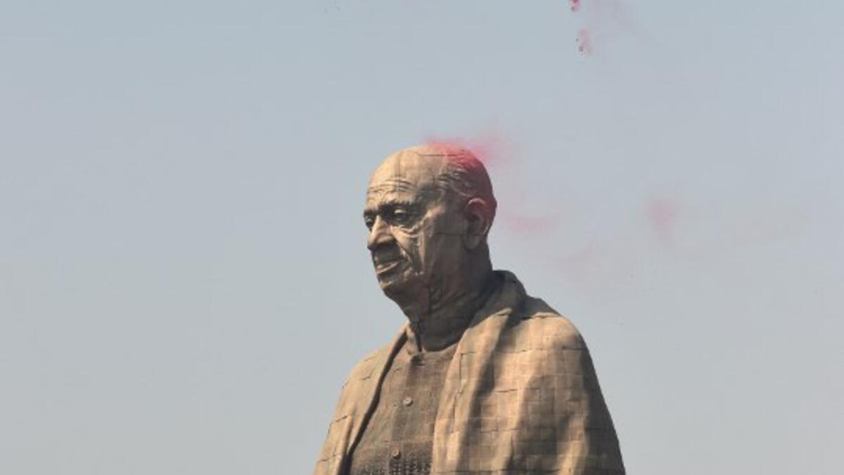 Indian Air Force helicopters shower rose petals on the "Statue Of Unity", the world's tallest statue. (SAM PANTHAKY / AFP)