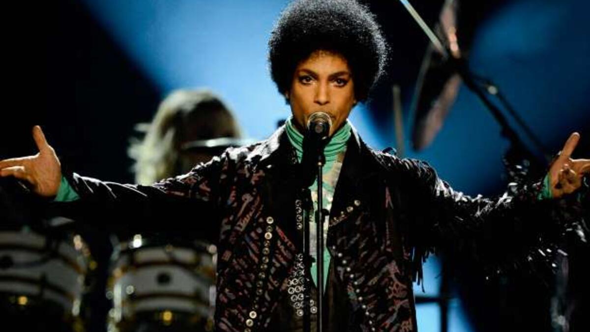 المغني برنس: توفي نجم الموسيقى جراء جرعة زائدة عن عمر يناهز الـ 57 وذلك في 21 أبريل 2016، في آخر ظهور علني له، وجه النجم كلمة إلى الحشد، قائلا: "انتظروا بضعة أيام قبل أن تضيعوا صلاتكم عليّ"