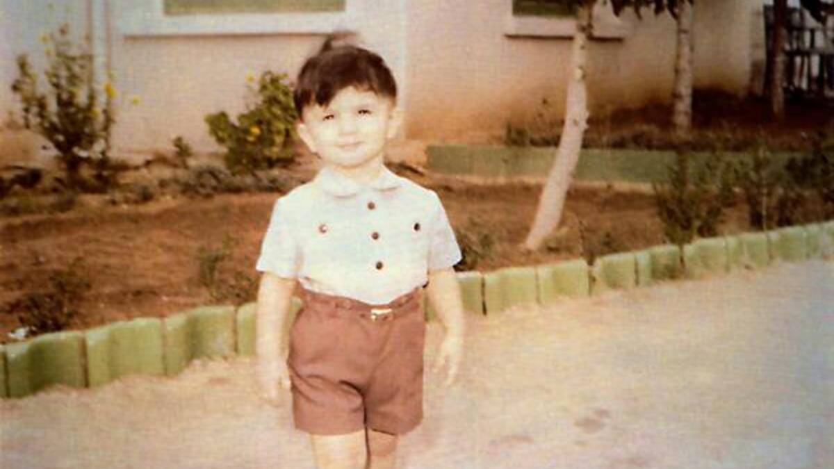 كان طفلًا بدينًا وشقيًا، يحب فتح الثلاجة ووضع الملح على الطعام