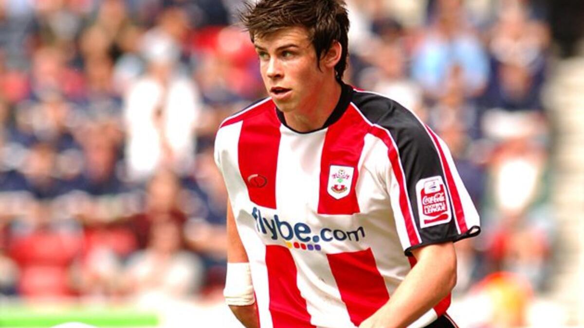 الويلزي غاريث بايل: رغم أنه بدأ مسيرته الكروية كظهير خلال أيامه الأولى مع ساوثهامبتون، ولكنه أصبح سريعاً كابوساً لخصومه بعدما انتقل للعب على الرواق الأيسر كجناح في توتنهام بفضل سرعته الكبيرة ودقة تسديداته.