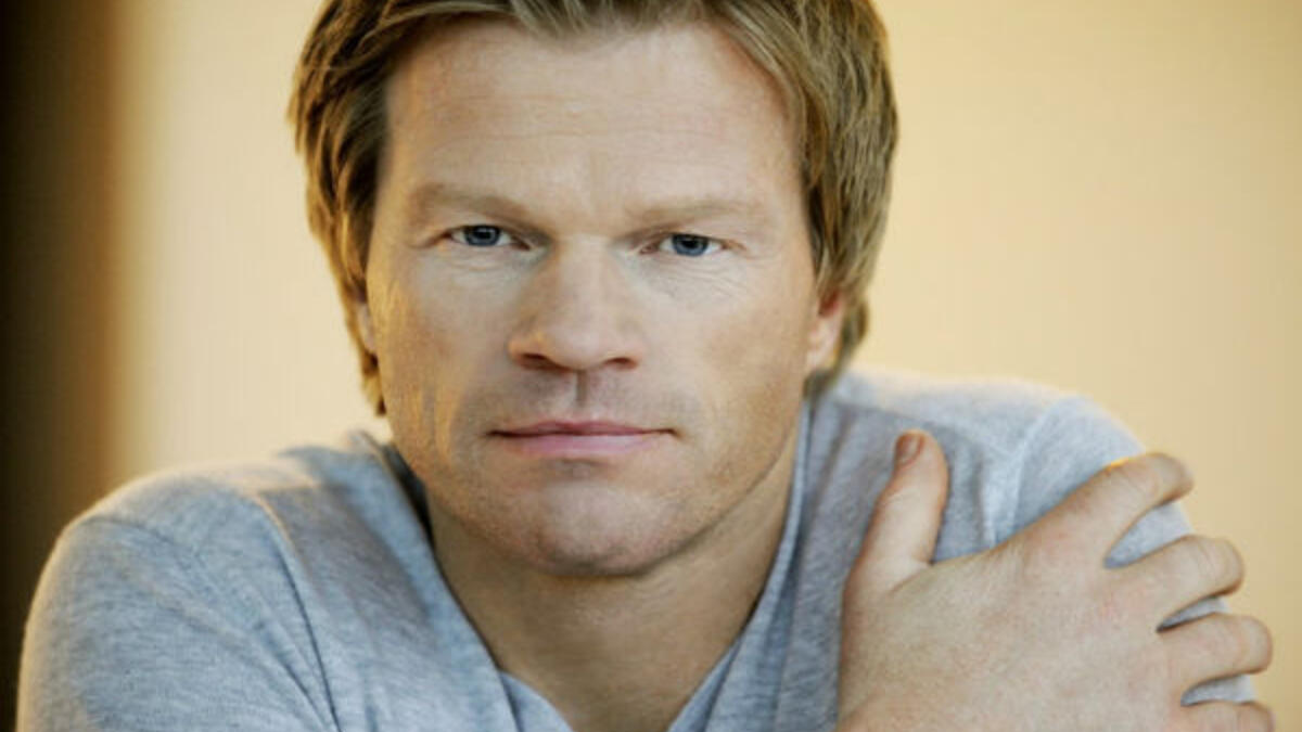 الألماني أوليفر كان: تبين أنه على علاقة جنسية مع فتاة ليل تدعى "فيرنا كيرث" عام 2002 خسر بسببها زوجته واحترام الجمهور له.