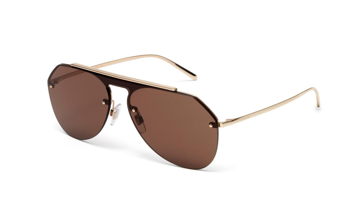 Pilot sunglasses with a thin metal frame. The front piece has a distinctive 45° cut, one of the hallmarks of the Dolce&Gabbana style. The logo is engraved on the temple and also on the upper part of the bridge. Sporty and sophisticated, the model comes in the variants: matte black or gunmetal with tone on tone lens and gold with brown lens.