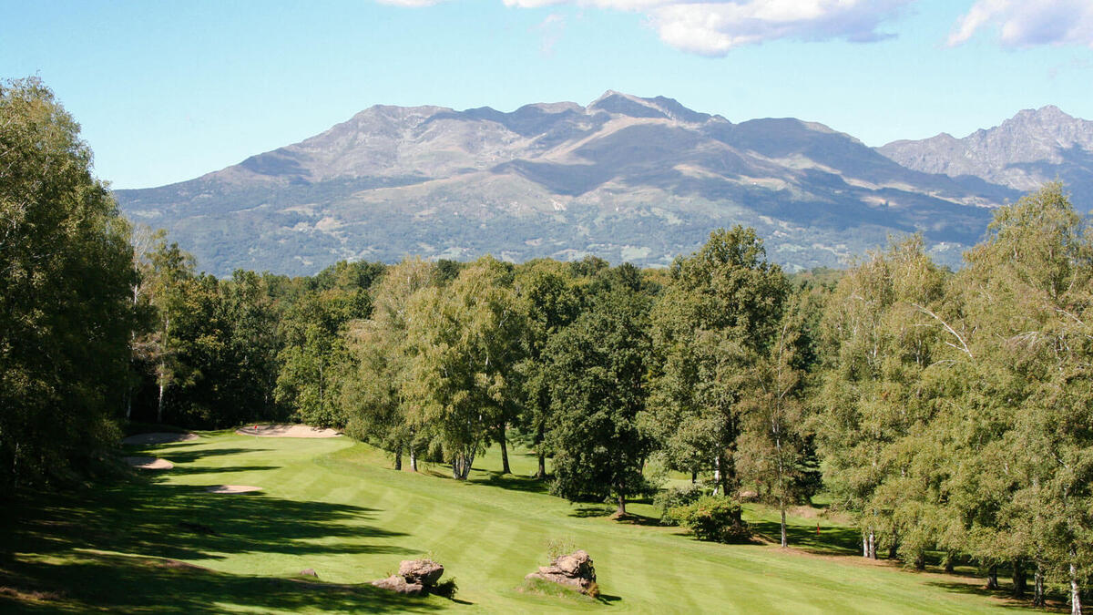 Founded in 1958, Golf Club Biella graces Italy with over half a century of existence alongside a landscape of rare beauty. Designed by British Architect John Morrison, the course embodies an ‘English style’ layout with colorful backdrops that change every season – a sight you wouldn’t want to miss.
